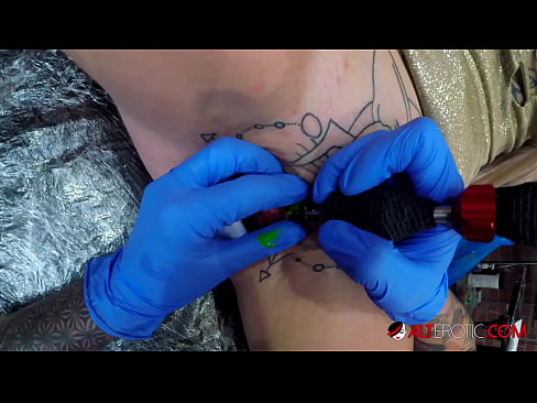 ❤️ Tsis tshua muaj tattooed hottie Sully Savage tau txais tattoo ntawm nws clitoris ❤️ Super sex ntawm hmn.robosexshop.ru%  ib